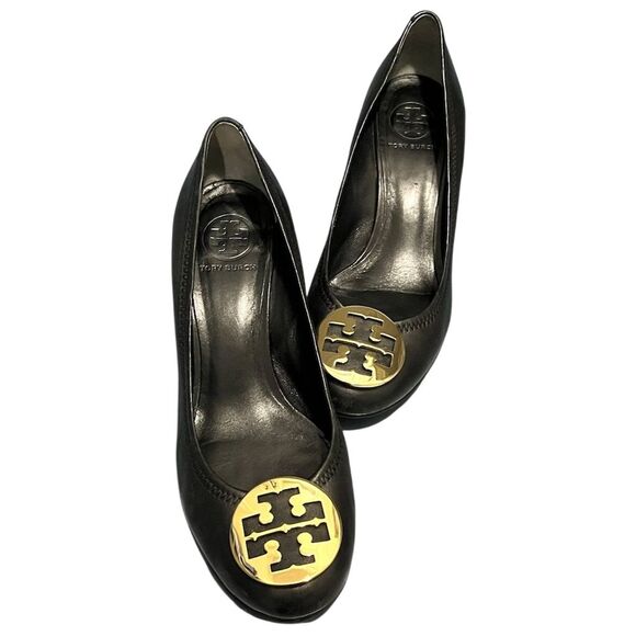 Tory Burch Women's Black Leather Wedge Heels Gold Logo Charm 9.5 Office Workwear - Picture 1 of 14